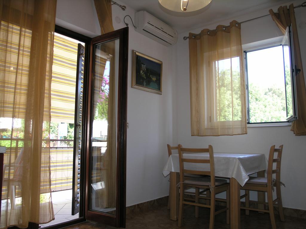 Apartments Rubinic イェルサ 部屋 写真